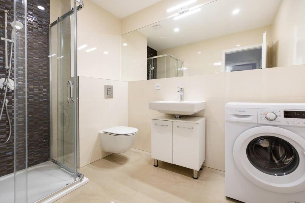 Centrally Located Gem In Praha